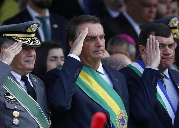 Bolsonaro reúne generais em reunião de emergência