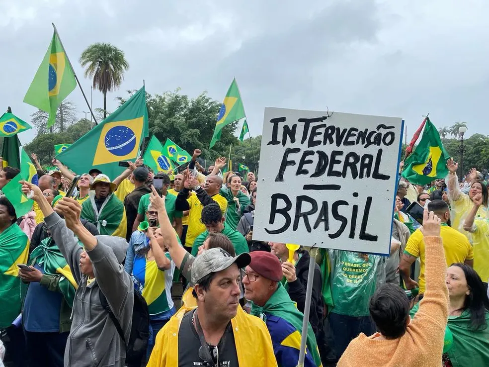 Multidão bolsonarista protesta em frente ao Comando Militar no RJ