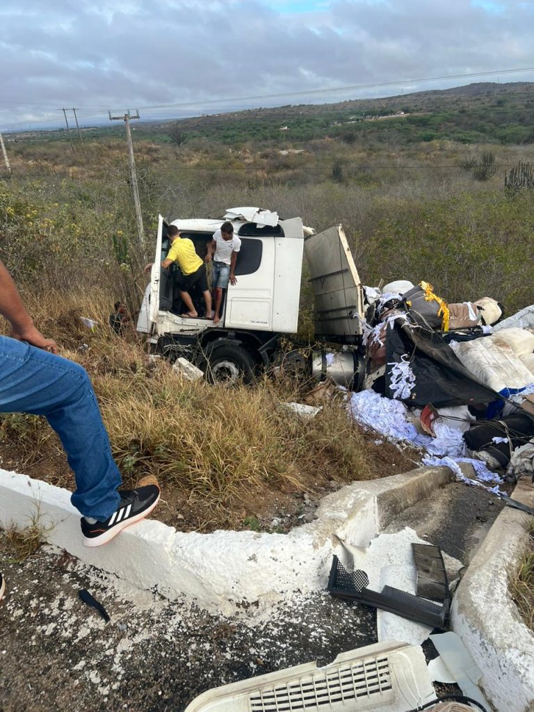 Carreta tomba na BR-226, próximo a Santa Cruz/RN, e deixa feridos