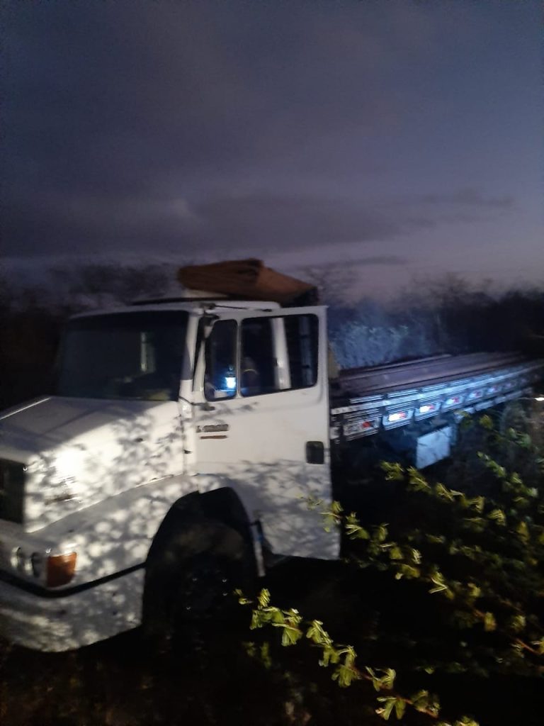 Polícia Militar recupera caminhão e material furtado de empresa no Alto do Rodrigues