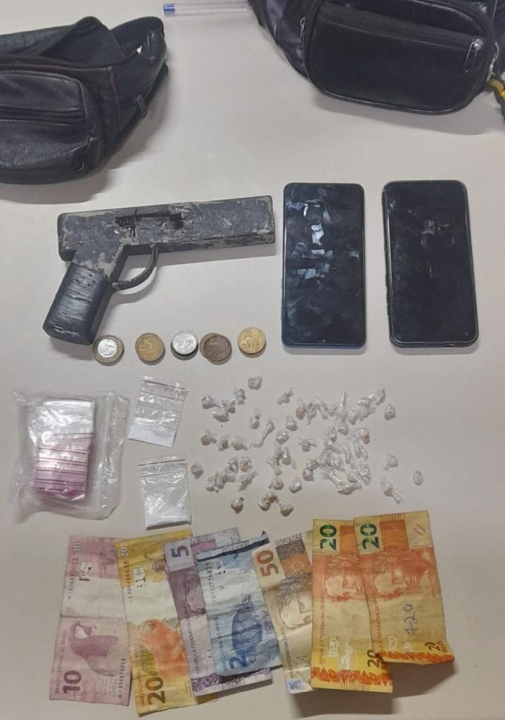 Polícia prende um homem e apreende três adolescentes portando drogas e simulacro de pistola na zona Norte de Natal
