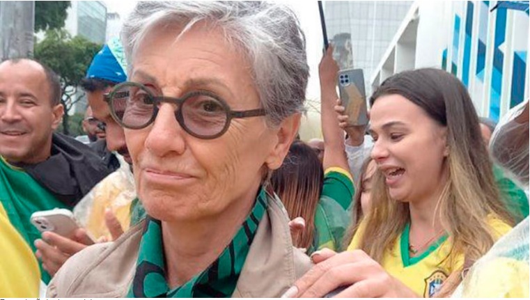 Atriz da Globo participa de manifestação por intervenção militar