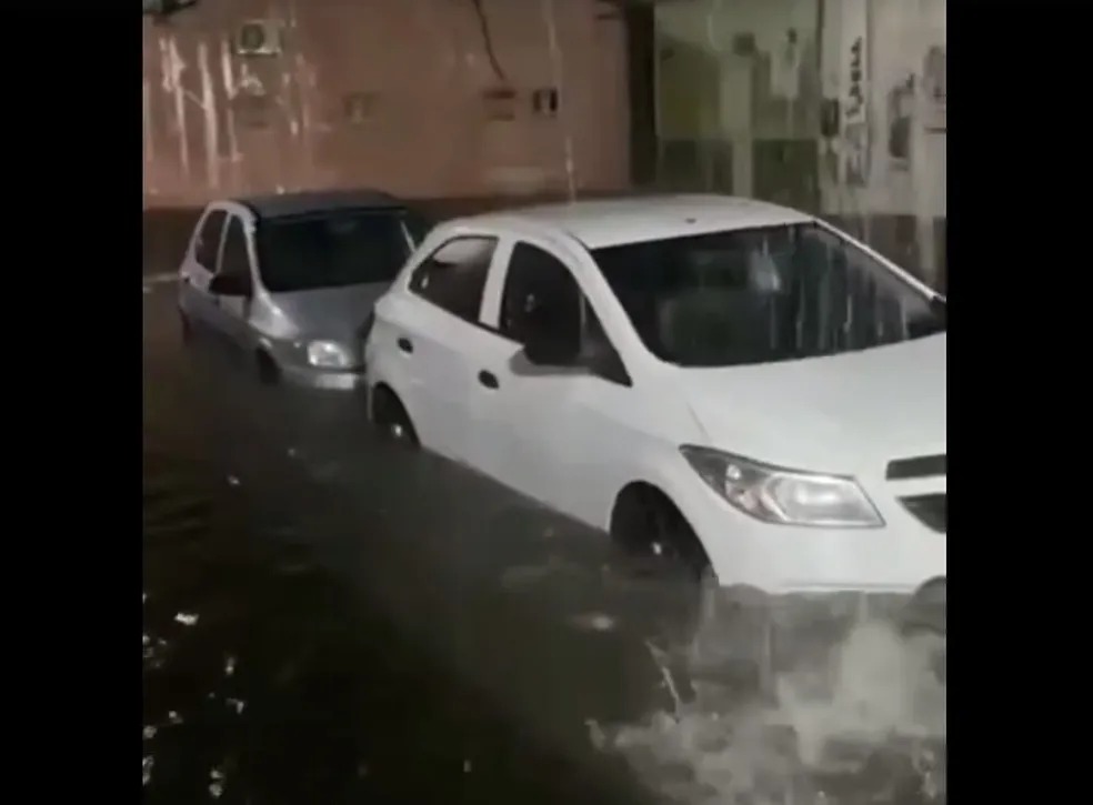 Chuva alaga ruas e até cemitério no Seridó