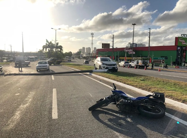 Poste cai em cima de moto após ser atingido por carro em Natal; motociclista fica ferido