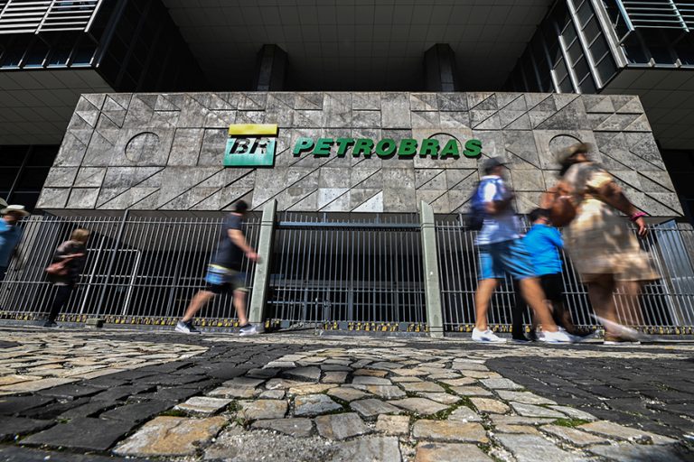 Petrobras tem lucro líquido de US$ 8,8 bi no 3º trimestre