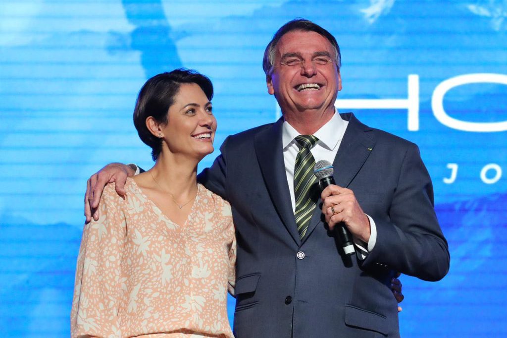 Michelle comemora 15 anos de casada com Bolsonaro: ‘Te amo, príncipe!’