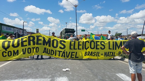 Manifestantes obstruem vias em mais de 200 pontos pelo país, de acordo com a PRF
