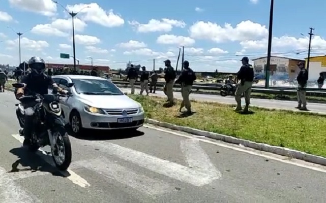 Tropa de choque da PRF dispersa manifestantes e libera BR-101 em Parnamirim