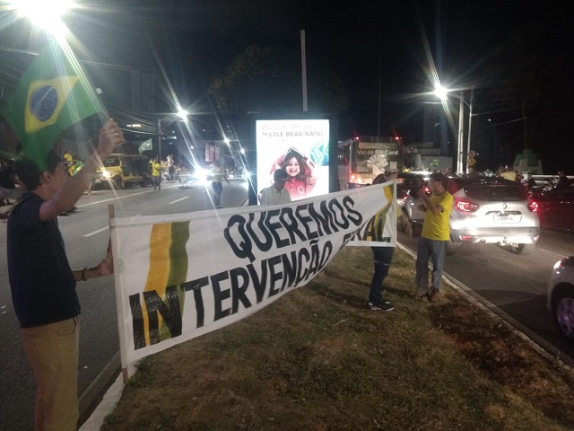 Manifestação a favor de Bolsonaro chega ao fim no Tirol no início desta manhã de quarta-feira (2)