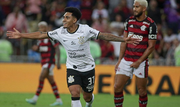 Corinthians derrota Flamengo no Maracanã e se garante na Libertadores