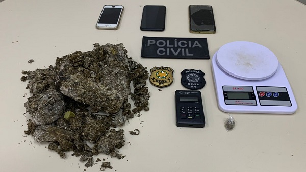 Polícia Civil prende suspeitos por roubo de veículo e tráfico de drogas em Natal