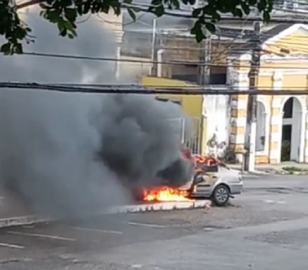 Carro pega fogo na zona Leste de Natal
