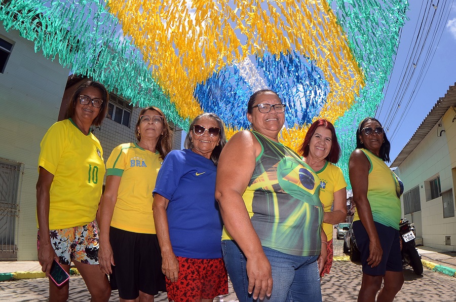 Moradores de Natal decoram ruas para acompanhar a Copa do Mundo