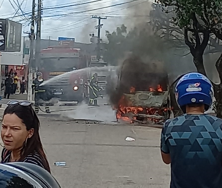 Ambulância fica destruída após incêndio na zona Norte de Natal