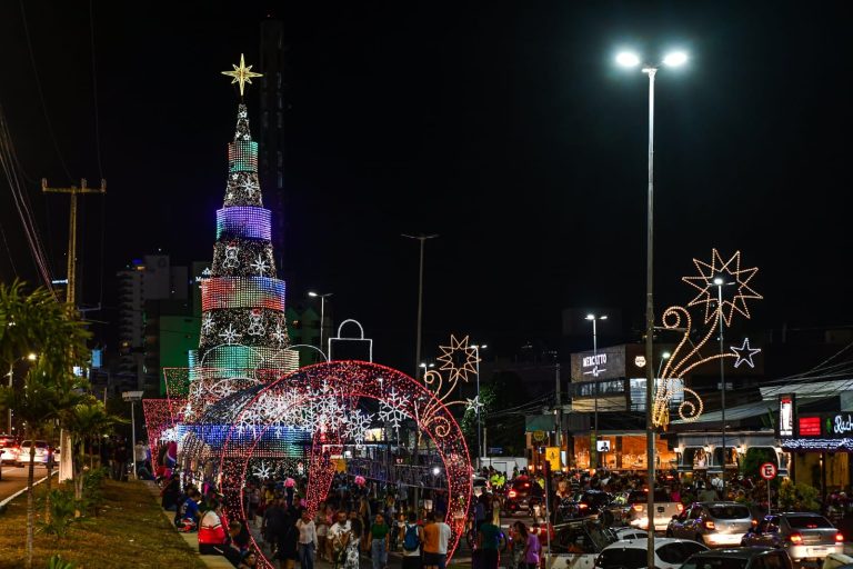 Natal em Natal tem início com acendimento da iluminação natalina em Ponta Negra