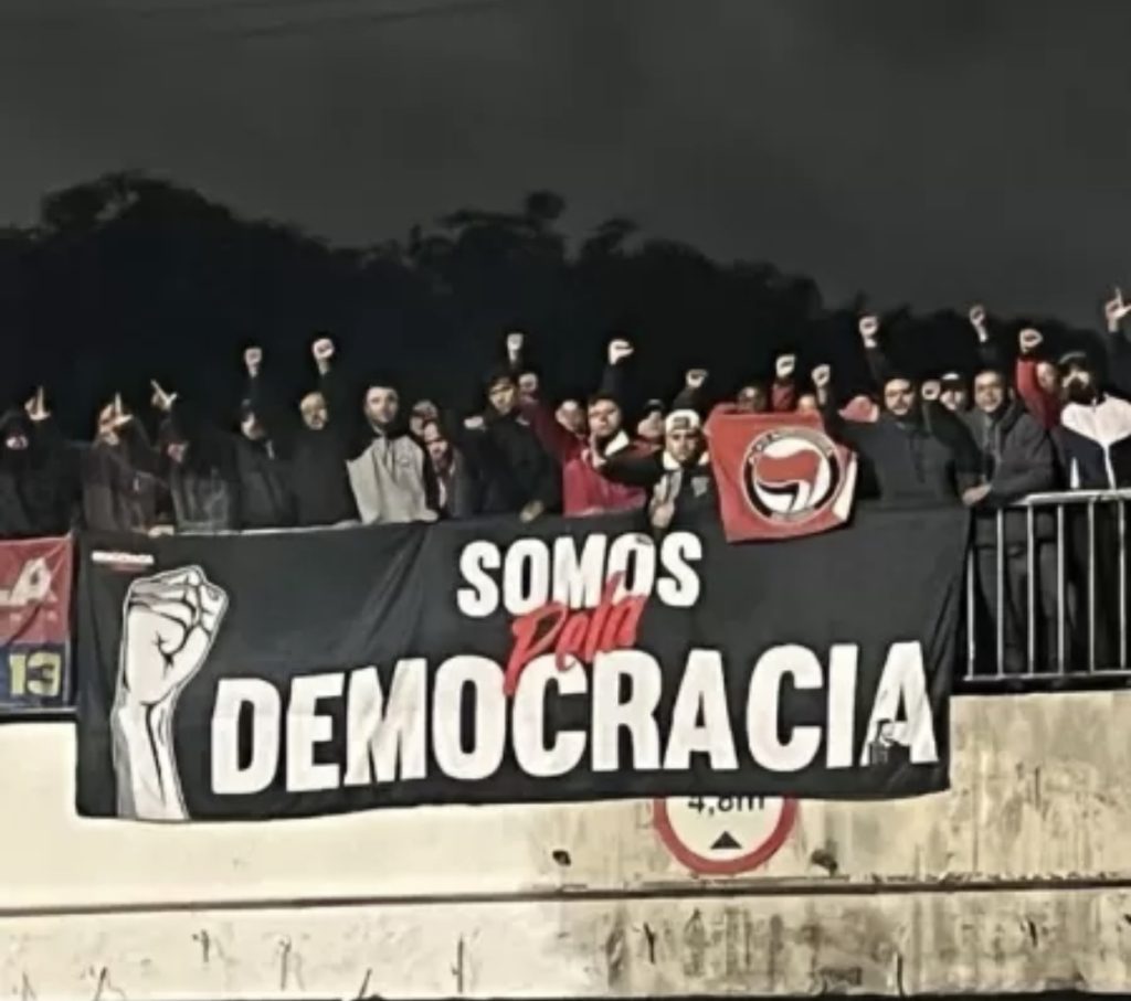 Grupo de corintianos acaba com bloqueio na estrada em SP e viraliza