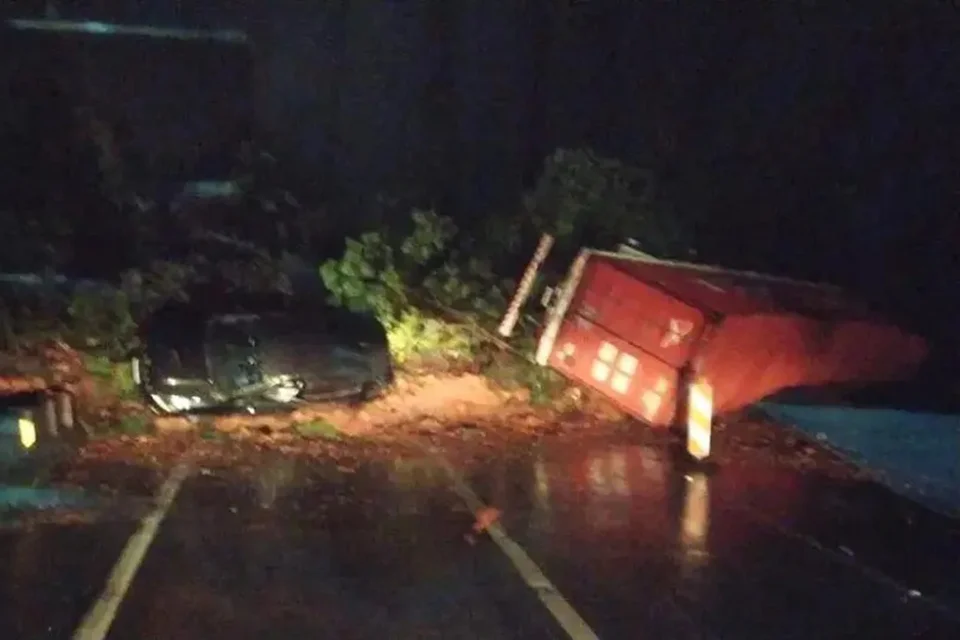 Corpo é encontrado após deslizamento que arrastou 10 carros e 5 caminhões no PR