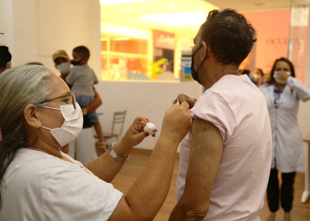 54% dos idosos estão com vacinação completa contra a covid-19 em Natal, aponta Lais