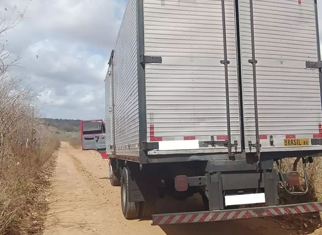 Assaltantes sequestram caminhoneiro e o deixam amarrado no RN