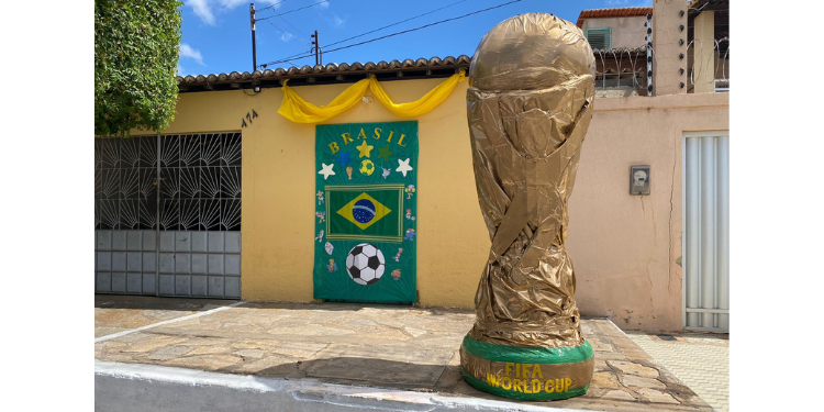 Mossoroenses fazem taça gigante da Copa do Mundo