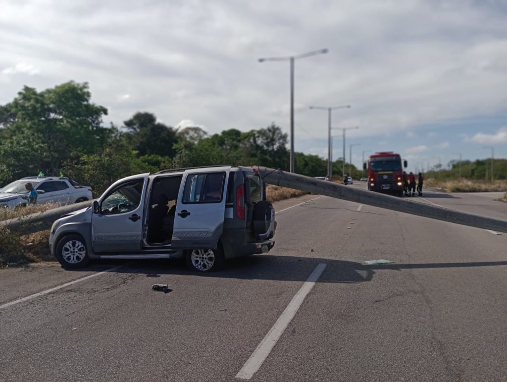 Motorista perde controle do veículo e bate em poste na Zona Sul de Natal