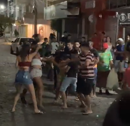 Mulheres trocam agressões e brigam por um homem em conveniência no centro de Caicó