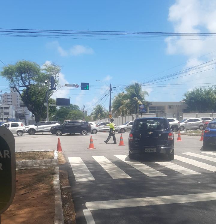 STTU desvia trânsito da Av. Hermes da Fonseca em razão de manifestação em frente ao 16º Batalhão do Exército