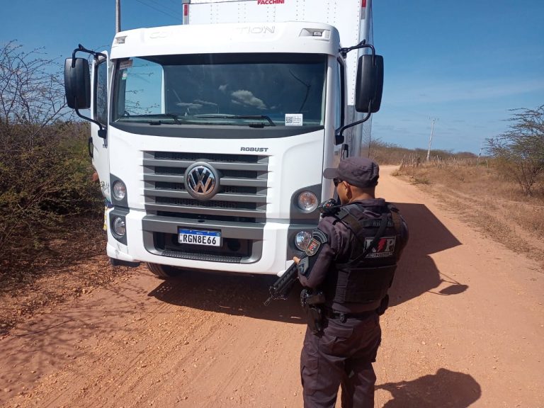 Motorista de caminhão é feito de refém por bandidos armados durante assalto no RN