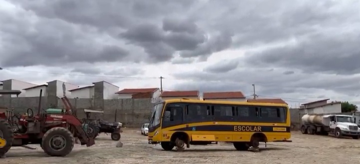 Em Cruzeta, cemitério de veículos vai a leilão e população pede explicação de má uso da frota