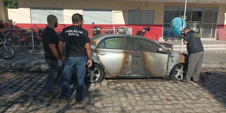 Carro apreendido em tiroteio é incendiado em frente a Delegacia de Plantão em Mossoró