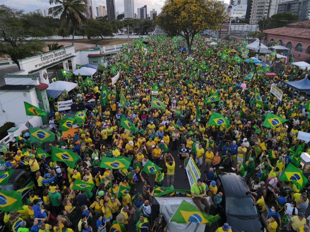 Manifestantes voltam a se reunir em grande número em frente ao 16º Batalhão do Exército, em Natal