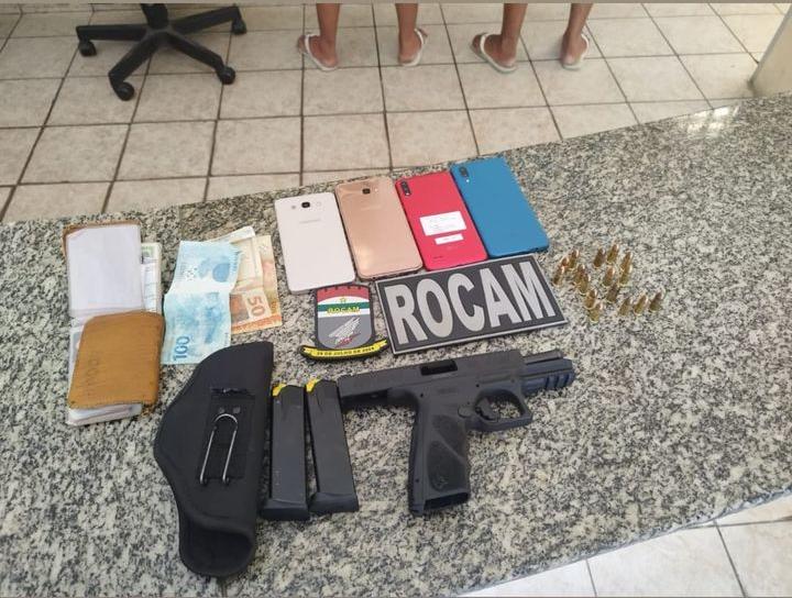 Abordagem policial termina em apreensão de arma de fogo e condução de suspeitos à delegacia da Polícia Civil em Mossoró