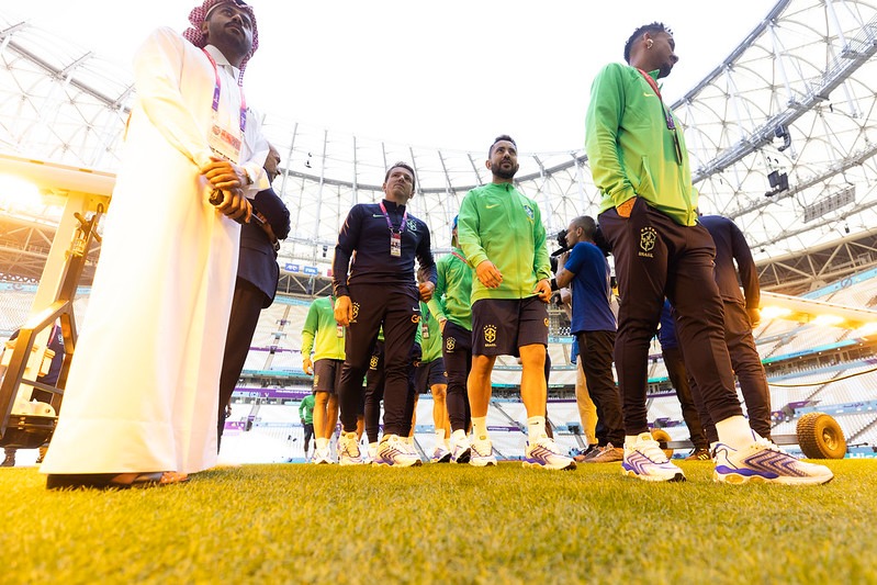 Seleção brasileira faz 2º treino no Catar sob olhares de membro da família real