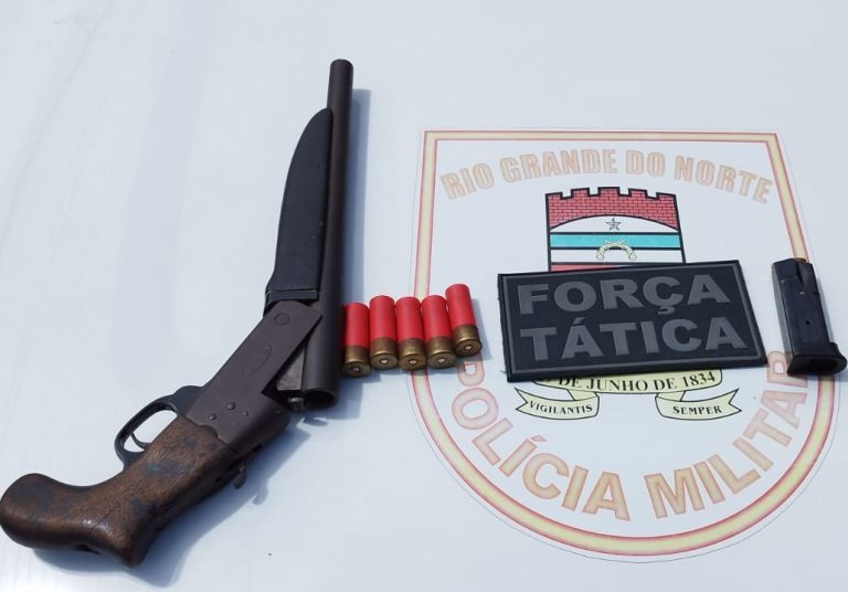 Polícia Militar prende dupla armada de escopeta calibre 12 durante incursão na Favela do Fio em Mossoró