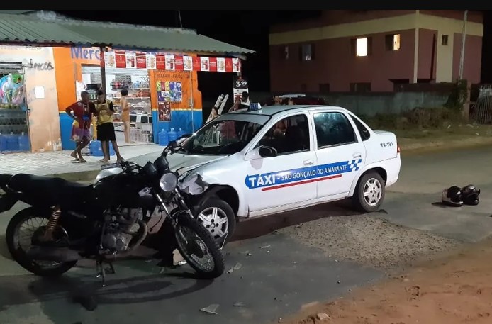 Mulher morre e homem fica ferido após colisão frontal entre moto e táxi em Extremoz