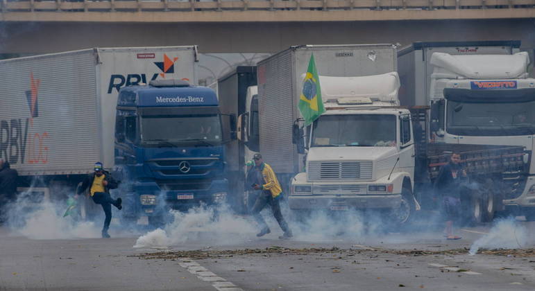 Moraes manda PF identificar líderes de movimentos que interditam rodovias