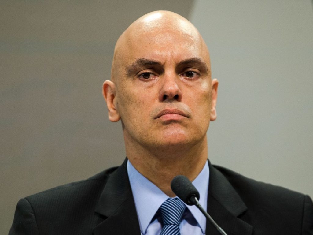 Alexandre de Moraes cancela passaporte de Allan dos Santos