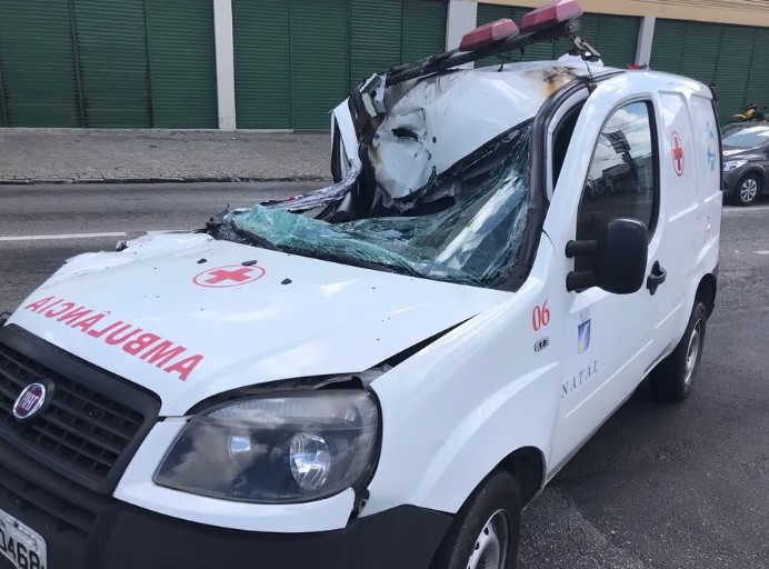 Ambulância atinge traseira de caminhão-baú e provoca engavetamento na avenida Nevaldo Rocha, em Natal