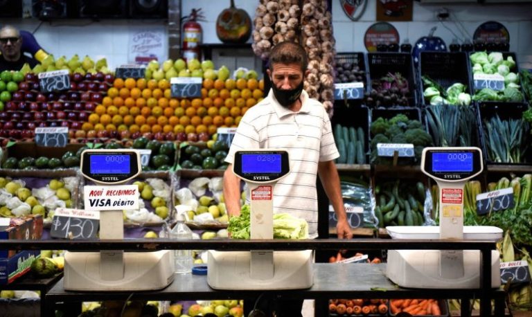 Argentina congelará preços de 1.500 bens de consumo em meio a inflação galopante