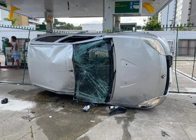 Carro capota após colisão na avenida Hermes da Fonseca em Natal