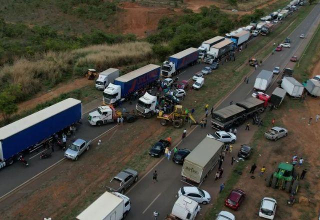 Caminhoneiros fazem protestos em 17 rodovias de 5 Estados do país