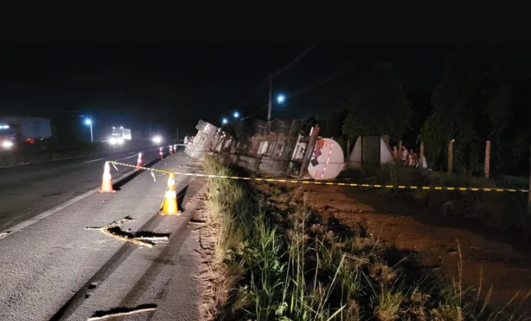 Carreta derrama combustível que transportava após tombar na BR-101 no RN