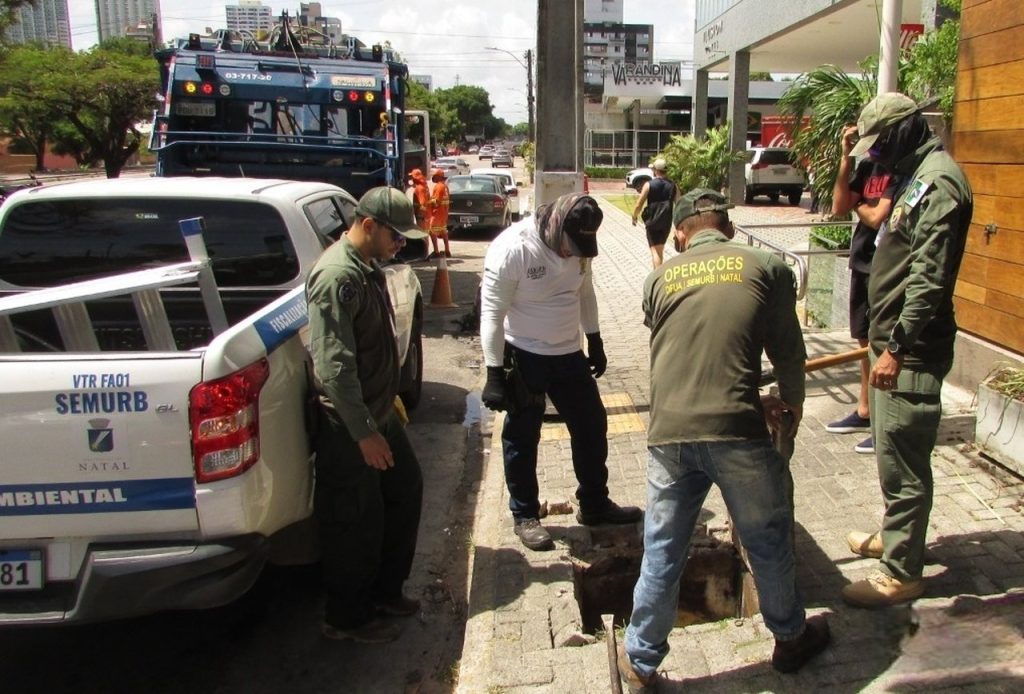 Semurb multa bar que lançava esgoto na praia de Ponta Negra