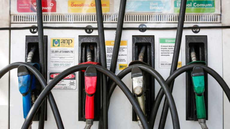 Gasolina sobe pela 5ª semana e ultrapassa R$ 5 por litro, diz ANP