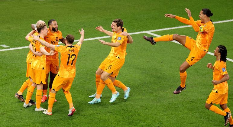 Holanda vence Senegal com dois gols nos últimos 15 minutos
