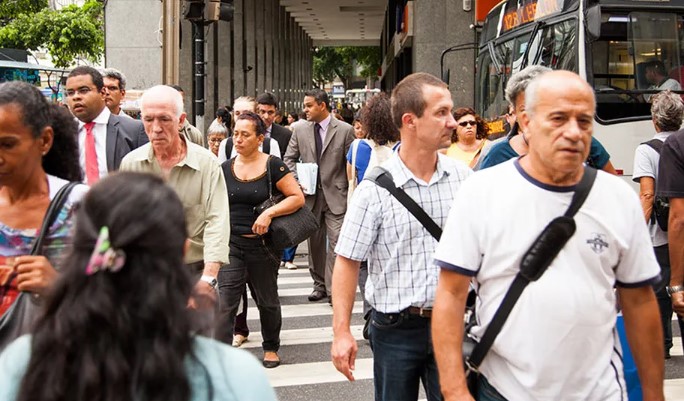 Expectativa de vida dos brasileiros sobe para 77 anos em 2022, aponta IBGE