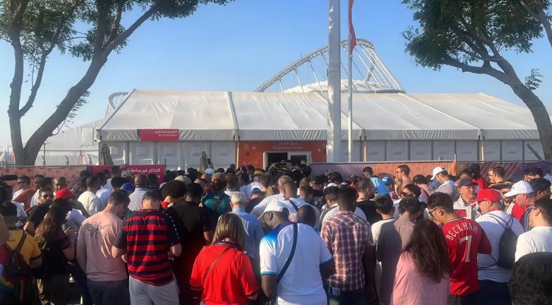 Inglaterra x Irã tem confusão na entrada do estádio após aplicativo da Fifa apagar ingressos de torcedores