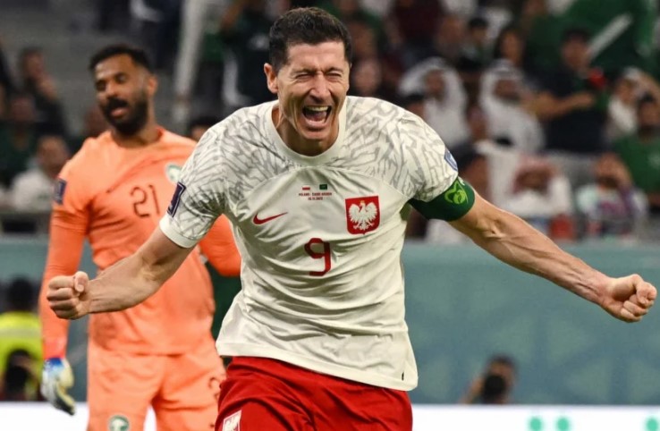 Lewandowski marca, Szczesny defende cobrança de pênalti e Polônia vence a Arábia Saudita