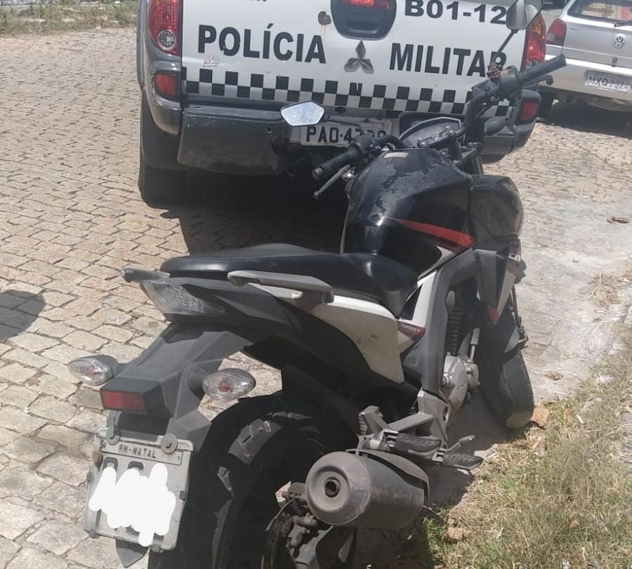 Moto roubada é recuperada pela PM no Bairro de Petrópolis