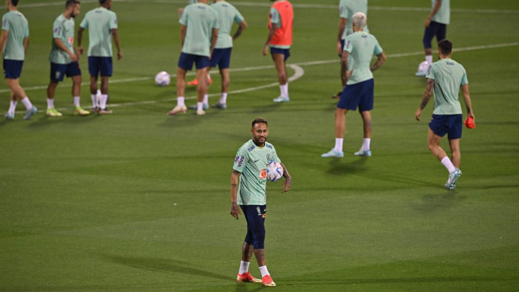 Sem indicar equipe da estreia, seleção brasileira faz primeiro treino no Catar